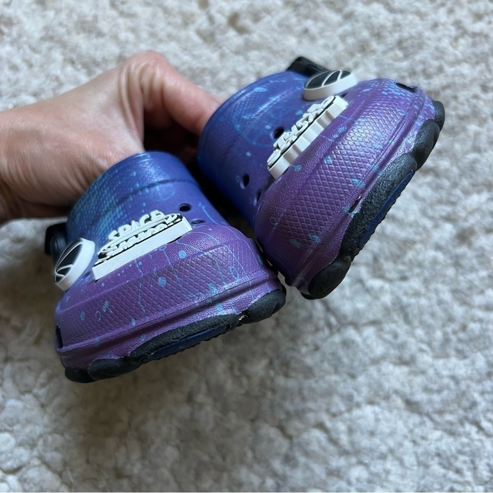 Crocs x Space Jam Basketball Tune Squad Classic All-Terrain Kids’ Clogs Shoes - Picture 5 of 13